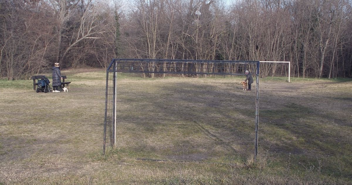 Cancha de tierra con una portería en las afueras de un pueblo