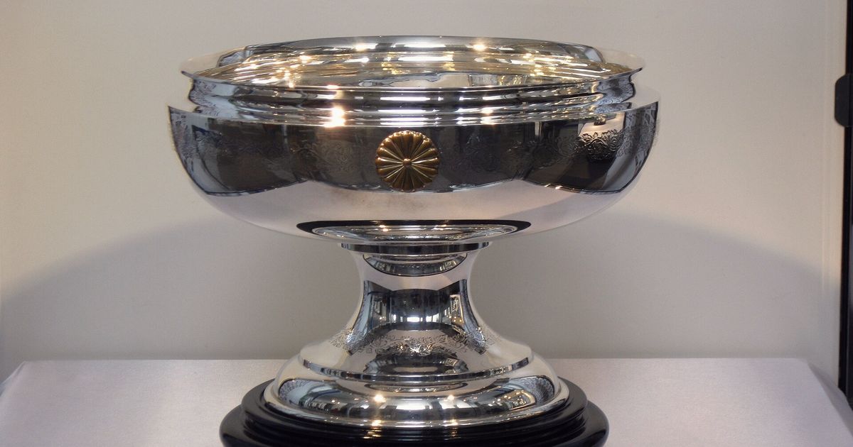 Copa de plata sobre un pedestal