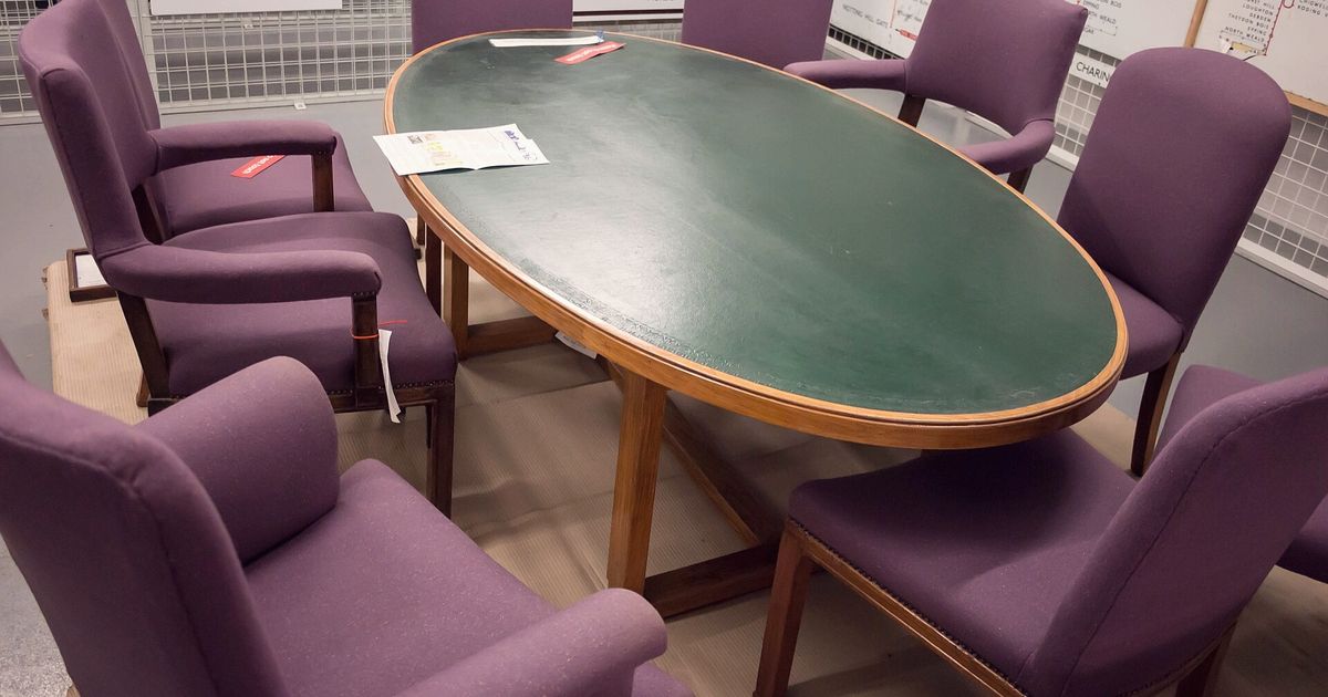 Mesa ovalada de reuniones con sillones morados