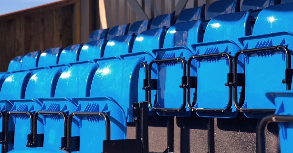 Tribuna de asientos azules vacía