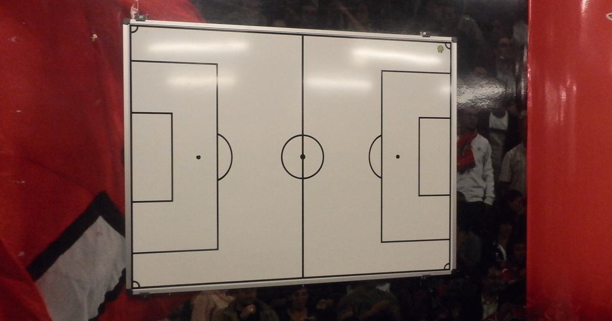 Pizarra táctica con un campo de fútbol dibujado