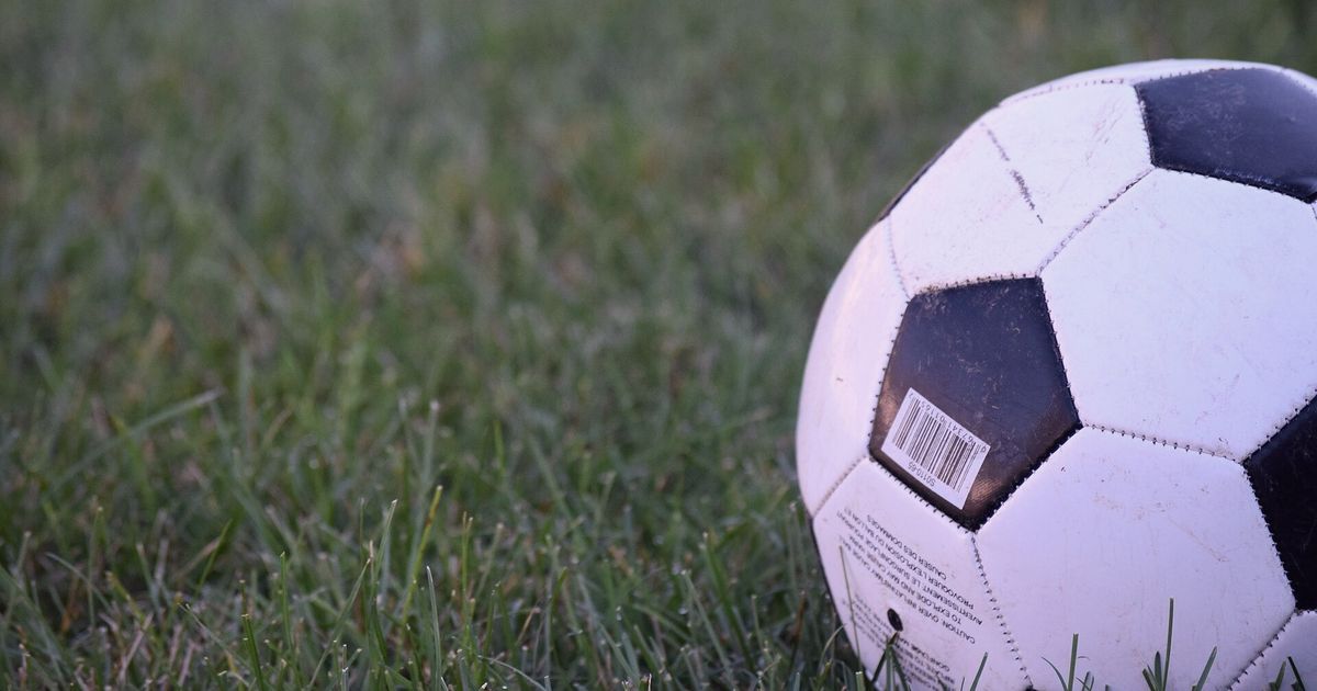 Balón de fútbol sobre el césped
