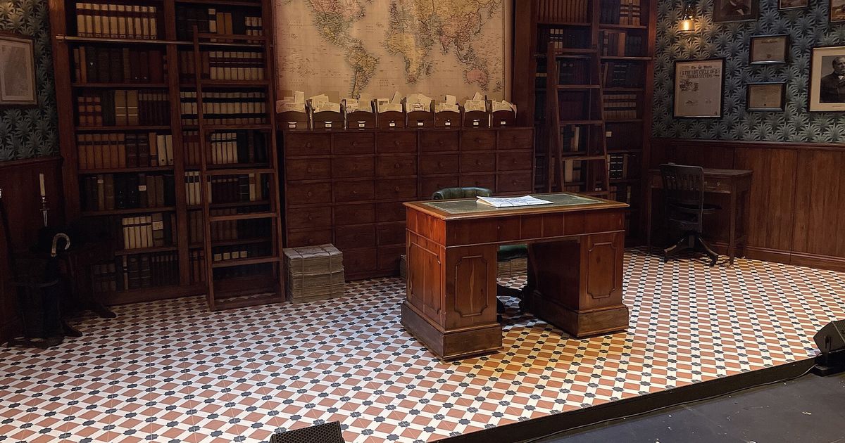 Despacho antiguo con un escritorio de madera y estanterías